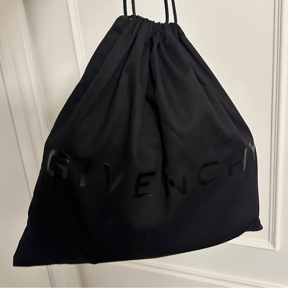 Men’s Givenchy Antigona U Camera Bag - Picture 9 of 16